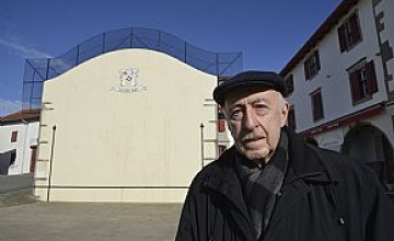 Otar Iosseliani recorre esta mañana los escenarios donde rodó <i>Euskadi été 1982</i>, programad...